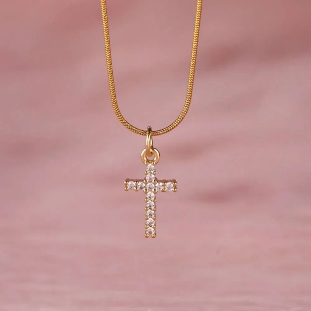 Gold Cross Pendant Necklace Q542